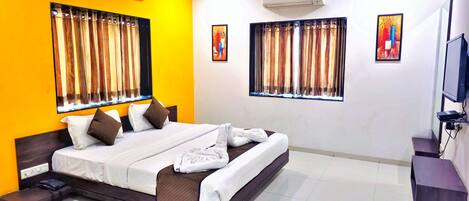 Escritorio, espacio para trabajar con laptop y wifi gratis