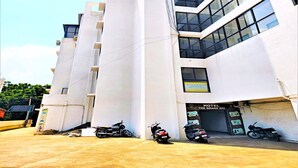 Hotel modern amb façana plana, grans finestres i un rètol que indica que es diu "The Grand River".