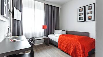 Einzelzimmer | Zimmersafe, individuell dekoriert, Schreibtisch