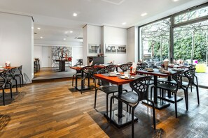 Petit déjeuner buffet (15 EUR par personne)