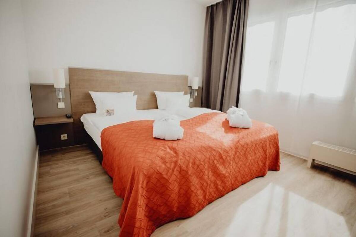 Hypo-allergenic bedding, in-room safe, individually decorated, desk