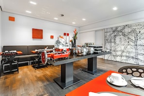 Tägliches Frühstücksbuffet (15 EUR pro Person)