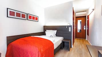 Comfort enkelrum | VÀrdeförvaringsskÄp pÄ rummet, individuell inredning och skrivbord