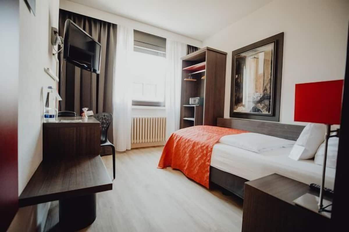 Hypo-allergenic bedding, in-room safe, individually decorated, desk