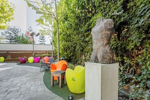 Caixa forta a l'habitació, decoració individual i escriptori