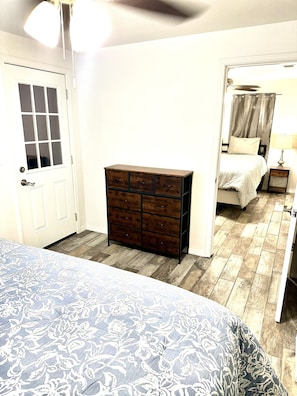 2 bedrooms, iron/ironing board, free WiFi, bed sheets - Travel Nurses, Business Folks, winter Texans Newly Remodeled, Quiet neighborhood (Fredericksburg)