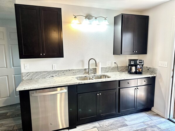 Interior - Travel Nurses, Business Folks, winter Texans Newly Remodeled, Quiet neighborhood (Fredericksburg)