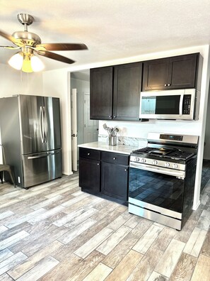 Fridge, microwave, oven, stovetop - Travel Nurses, Business Folks, winter Texans Newly Remodeled, Quiet neighborhood (Fredericksburg)