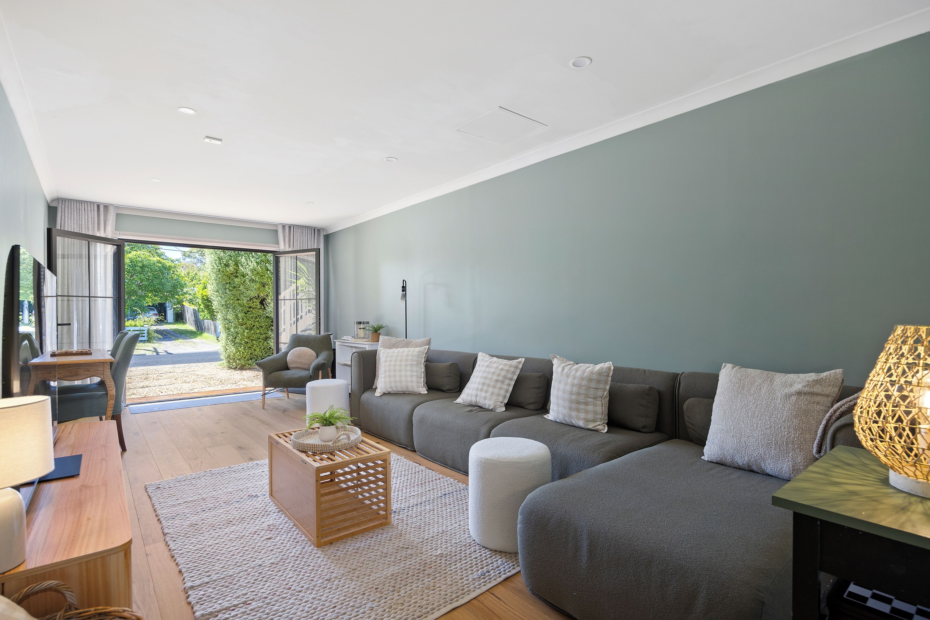 Smart-tv, eldstad och böcker