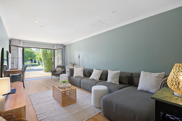 Smart TV, fireplace, books - Rosebud Township Entertainer (Melbourne)