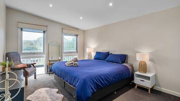4 bedrooms, iron/ironing board, WiFi, bed sheets