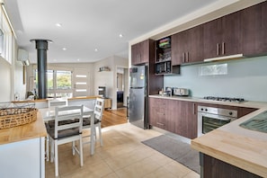 Fridge, microwave, oven, stovetop - Rosebud Township Entertainer (Melbourne)