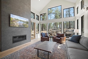 Téléviseur, foyer, table de ping-pong