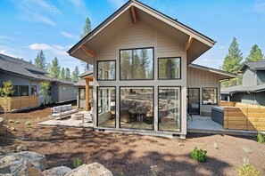 Terrace/patio - Caldera Couples’ Stay with Access to Exclusive Golf (Bend)