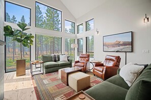 TV, fireplace, ping pong - Luxury Lodge with Hot Tub, Ping Pong & EV Charger (Bend)