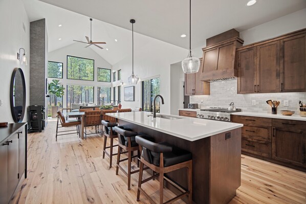 Fridge, microwave, oven, stovetop - Luxury Lodge with Hot Tub, Ping Pong & EV Charger (Bend)