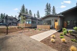 Exterior - Designer Studio with Cozy Terrace & Forest Views (Bend)