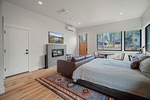 1 bedroom, internet, bed sheets - Designer Studio with Cozy Terrace & Forest Views (Bend)