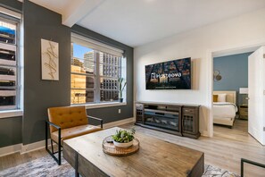 Condo superior, 4 habitaciones, 2 baños | Sala de estar | Televisión de pantalla plana de 65 pulgadas con canales vía satélite