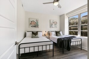 Signature-Apartment, 4 Schlafzimmer | Wohnbereich | 65-Zoll-Flachbildfernseher mit Satellitenempfang