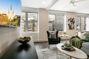 Condo Prestigio, 4 habitaciones | Sala de estar | Televisión de pantalla plana de 65 pulgadas con canales vía satélite