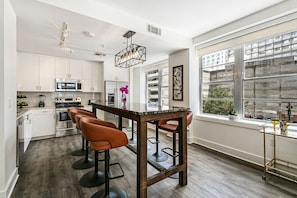 Condo exclusivo, 4 habitaciones | Cocina privada | Refrigerador con congelador, microondas, horno y parrilla de estufa