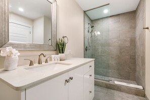 Signature-Apartment, 4 Schlafzimmer | Badezimmer | Kostenlose Toilettenartikel, Haartrockner, Handtücher, Seife