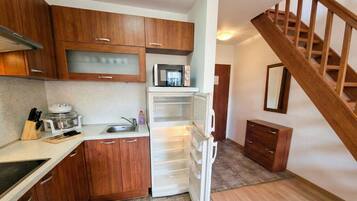 Apartment, 1 Bedroom, Balcony, Mountain View | Interior