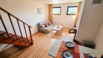 Apartment, 1 Bedroom, Balcony, Mountain View | Living room