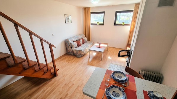 Apartment, 1 Bedroom, Balcony, Mountain View | Living room