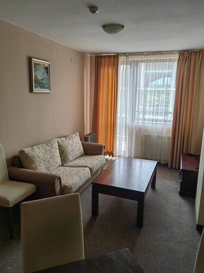 Apartamento, 1 habitación, balcón, vistas a la montaña | Zona de estar