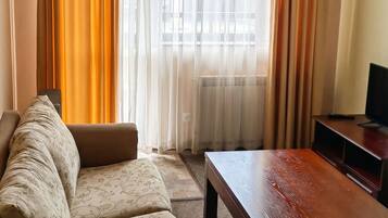 Apartment, 1 Bedroom, Balcony, Mountain View | Living room
