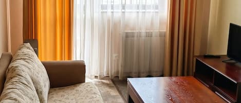 Apartment, 1 Bedroom, Balcony, Mountain View | Living room