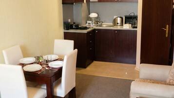 Apartment, 1 Bedroom, Balcony, Mountain View | Dining room