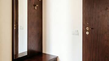 Apartment, 1 Bedroom, Balcony, Mountain View | Interior