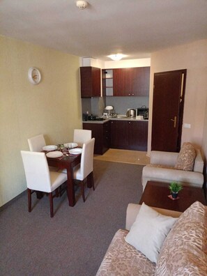 Apartamento, 1 quarto, sacada, vista para a montanha | Sala de jantar