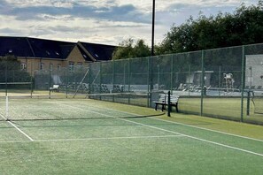 Apartment | Sports court - 1-bed Apartment in Greater London Next to Station (Romford)
