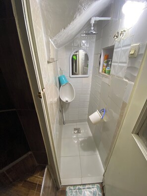 Haartrockner, Handtücher, Seife, Toilettenpapier