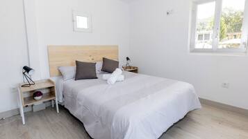 1 slaapkamer, een strijkplank/strijkijzer, wifi, beddengoed