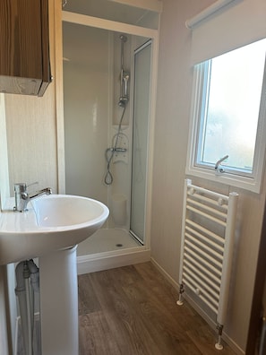 Shower, soap, toilet paper - Close to Clacton, this park has plenty to keep the whole family happy! (Clacton-on-Sea)