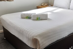 1 bedroom, free WiFi, bed sheets - Properties Unique | Dene Rooms Double 24 (Newcastle Upon Tyne)