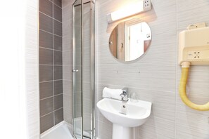 Shower, towels - Properties Unique | Dene Rooms Double 24 (Newcastle Upon Tyne)