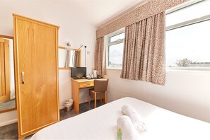 1 bedroom, free WiFi, bed sheets - Properties Unique | Dene Rooms Double 24 (Newcastle Upon Tyne)