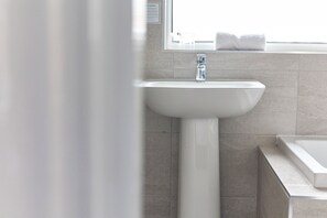 Shower, towels - Properties Unique | Dene Rooms Triple 29 (Newcastle Upon Tyne)