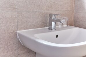 Shower, towels - Properties Unique | Dene Rooms Twin 21 (Newcastle Upon Tyne)