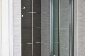 Een douche, handdoeken