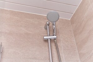 Shower, towels - Properties Unique | Dene Rooms Twin 39 (Newcastle Upon Tyne)