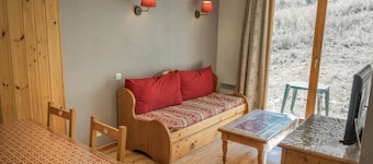50m from resort center, floor -4, view ski slopes, swimming pool, sauna, terrace, tv, ski locker
