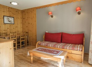 Interior - 50m from resort center, floor -4, view ski slopes, swimming pool, sauna, terrace, tv, ski locker (Les Orres)