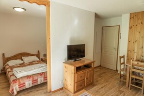 2 bedrooms - 50m from ski slopes, floor -4, view ski slopes, swimming pool, sauna, terrace, parking, tv (Les Orres)